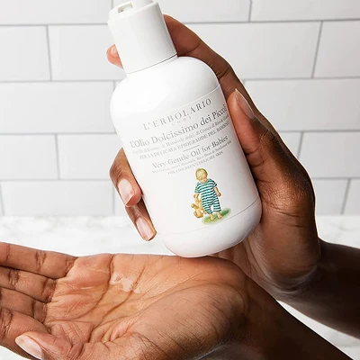L'Erbolario Very Gentle Oil For Babies - Baby Oil For Massage - 6.7 Oz 2 L'Erbolario Very Gentle Oil For Babies - Baby Oil For Massage - 6.7 Oz - Image 2